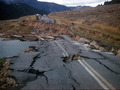 Droga w pobliżu Habgen Lake w USA po trzęsieniu ziemi z 18.08.1959 roku. Magnituda 9, intensywność X. (credit: U.S. Geological Survey)